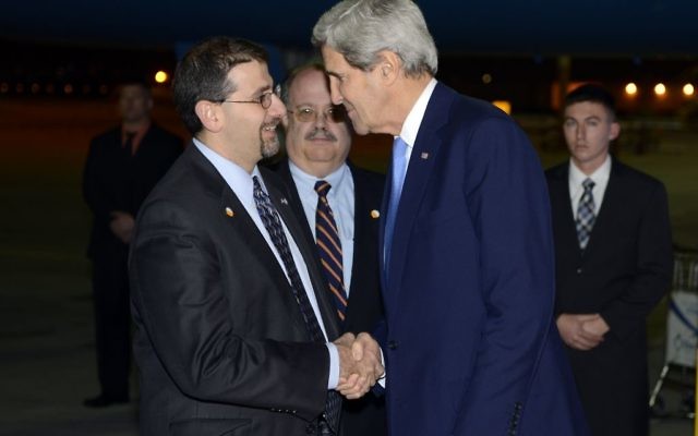 L'ambassadeur américain Dan Shapiro (Gauche) et le secrétaire d'État américain John Kerry à son arrivée à l'aéroport Ben Gurion pour une visite officielle, 4 décembre 2013 (Crédit : Matty Stern/Ambassade des États-Unis à Tel Aviv/Flash90)