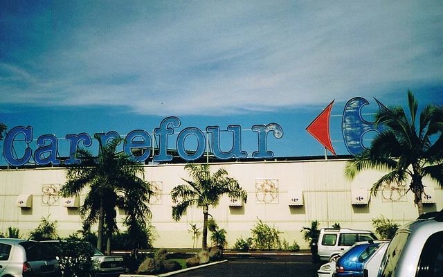 Façade de magasin Carrefour en Polynésie française (Crédit : evilmonkey/Wikimedia commons)