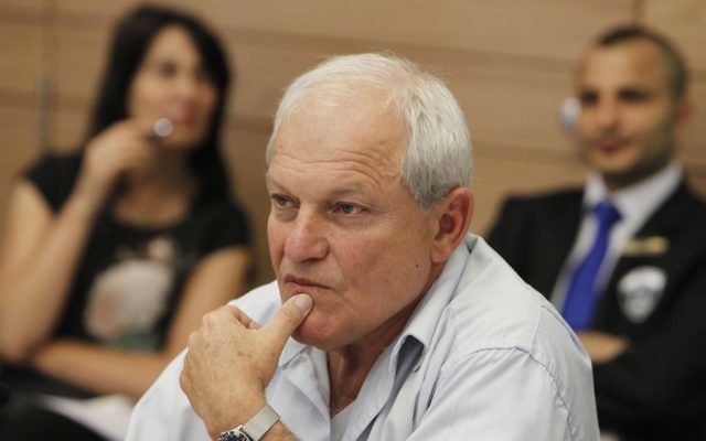 Haim Katz, ministre des Affaires sociales du Likud, pendant une réunion de la commission du Travail, des Affaires sociales et de la Santé de la Knesset, en février 2014. (Crédit : Miriam Alster/Flash90)