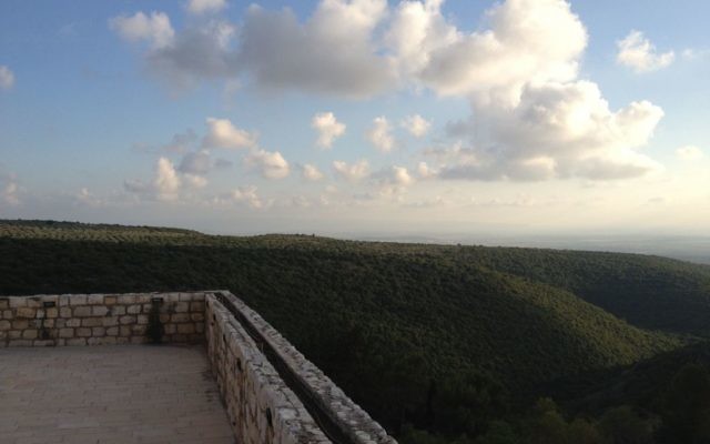 La Galilée, vue de la forteresse des Croisés, au Kibboutz Yehiam (Crédit: Jessica Steinberg/Times of Israel)