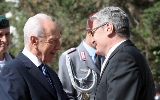 Joachim Gauck (à droite) et Shimon Peres (à gauche) (Crédit : Mark Neuman/GPO)
