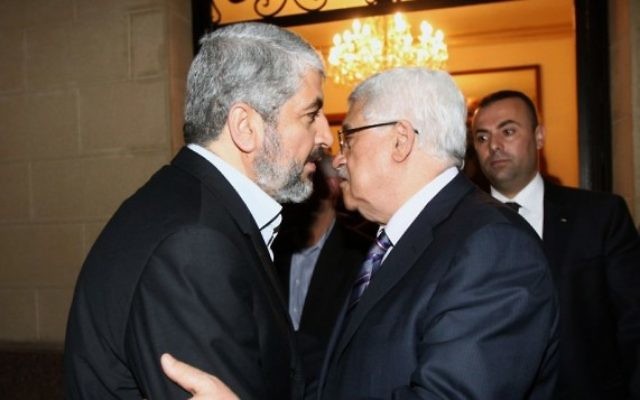 Le président de l'Autorité palestinienne Mahmoud Abbas rencontre Khaled Meshaal, alors dirigeant du Hamas, au Caire, en février 2012. (Crédit : Mohammed al-Hums/Flash90)