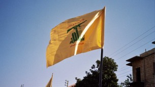 Le drapeau du Hezbollah au Liban (Crédit : CC Upyernoz/Wikipedia)