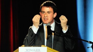 Le ministre de l'Intérieur Manuel Valls à Wingles le 14 février 2014 (Crédit : AFP/Archives Philippe Huguen)