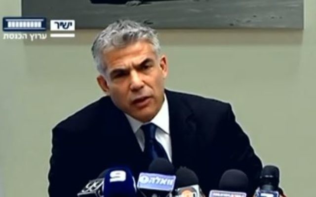 Le ministre des Finances, Yair Lapid (Crédit : capture d'écran de la chaîne de télévision de la Knesset)