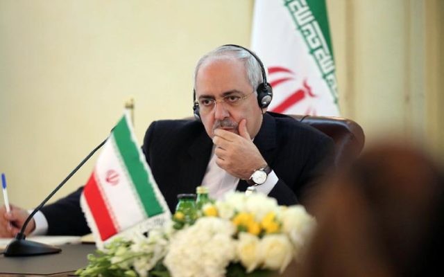 Le ministre iranien des Affaires étrangères, Mohammad Javad Zarif, à Koweit city le 1er décembre 2013 (Crédit : AFP/Archives Yasser al-Zayyat)