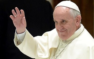 Le pape François recevant des membres de la communauté du Chemin néocatéchuménal, le 1er février 2014 au Vatican 
(Crédit : AFP Filippo Monteforte)