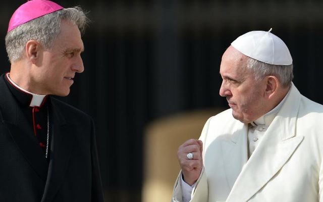Le pape François s'entretient avec l'archevêque allemand Georg Ganswein après son audience générale hebdomadaire au Vatican, le 12 février 2014 (Crédit : AFP/Vincenzo Pinto)
