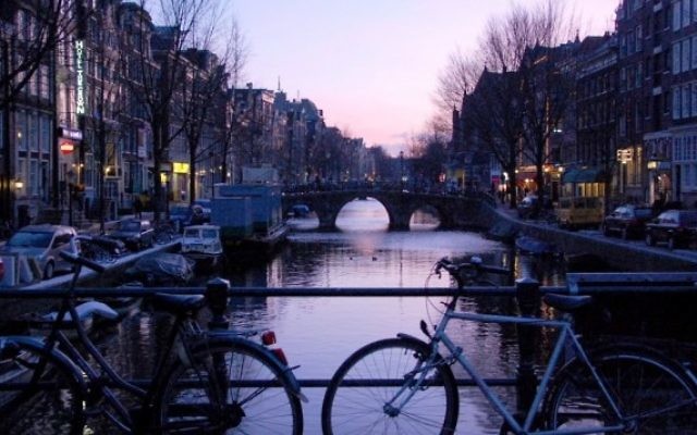 Un canal à Amsterdam. Illustration. (Crédit : Rachael Cerrotti/Flash90)