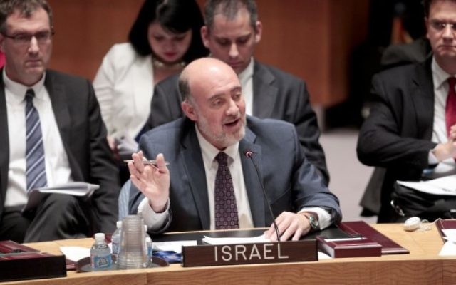 Ron Prosor, émissaire israélien à l'ONU, lors d'un discours au Conseil de Sécurité, le 22 octobre 2013 au siège des Nations unies à New York (Crédit : Nations unies)
