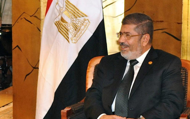 Le président égyptien déchu Mohamed Morsi, lors d'une rencontre avec le secrétaire d'Etat américain John Kerry, en mai 2013. (Crédit : département d'Etat américain/domaine public/Wikimedia Commons)