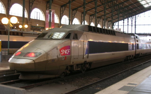 Train en gare SNCF (Crédit : Vincent Babillotte/Wikimedia commons)