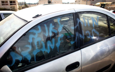 Un véhicule vandalisé à Jérusalem Est (Crédit : Yoav Ari Dudkevitch/Flash90)