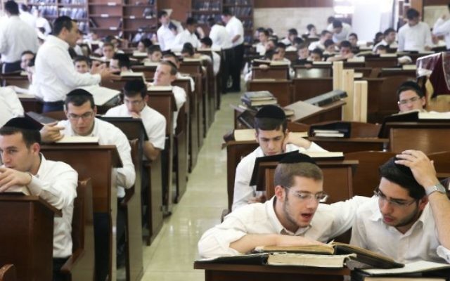 Des étudiants dans une yeshiva harédi (Crédit photo: Nati Shohat/Flash90)