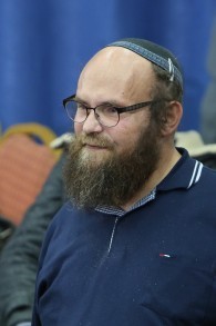 Le journaliste Aharon Granot de la ville Kiryat Arba (Crédit : Eli Cobin/autorisation)
