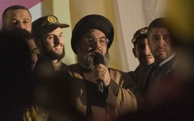 Le chef du Hezbollah Hassan Nasrallah, au centre, s'adresse à la foule, le 16 juillet 2008 (Crédit :  Flash90/Ferran Queved)