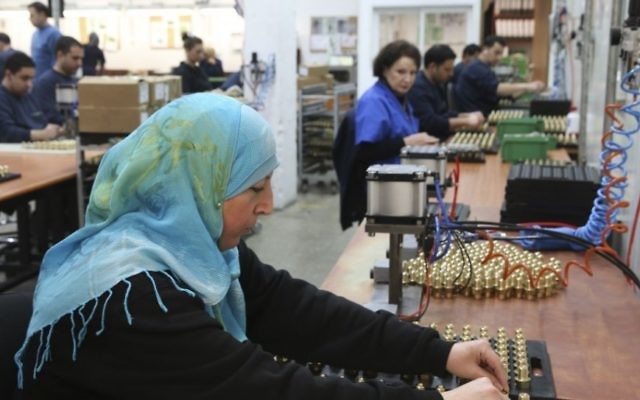 Une ouvrière palestinienne à l'usine SodaStream à Mishor Adumim, le 2 février  2014 (Crédit: Nati Shohat/Flash90)