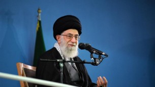 Photo fournie par le site officiel d'Ali Khamenei le montrant lors d'une réunion le 17 février 2014 à Téhéran (Crédit : Site officiel de Khamenei/AFP)