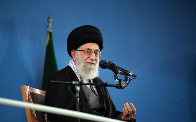 Ali Khamenei lors d'une réunion le 17 février 2014 à Téhéran (Crédit : Site officiel de Khamenei/AFP)