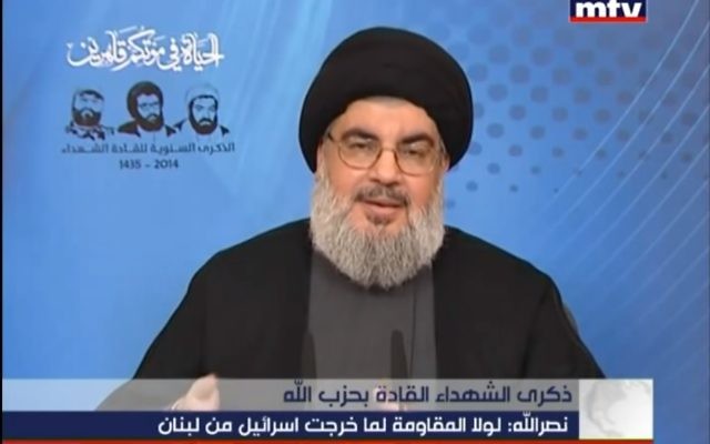 Le dirigeant du Hezbollah, Hassan Nasrallah, pendant son discours rendant hommage aux martyrs de son organisation terroriste, le 16 février 2014. (Crédit : capture d'écran YouTube/MTVLebanonNews)