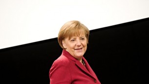 La Chancelière allemande Angela Merkel arrive à une conférence de presse, le 14 mars 2014. (Crédit : AFP/dpa/Nicolas Armer/Germany out)