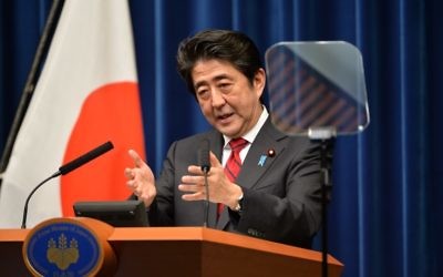Le Premier ministre japonais Shinzo Abe, lors d'une conférence de presse à sa résidence officielle à Tokyo, le 20 mars 2014. (Crédit : Kazuhiro Nogi/AFP)