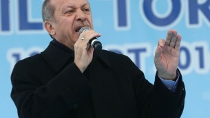 Le Premier ministre turc Recep Tayyip Erdogan prononce un discours à la cérémonie d'ouverture d'une nouvelle ligne de métro à Ankara, le 13 mars 2014 (Crédit : AFP PHOTO/Adem Altan)
