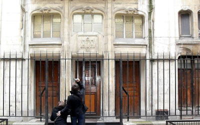 Entrée de la synagogue de la rue Pavée, dans le 4e arrondissement, à Paris. (Crédit : CC BY Djampa/Wikimedia Commons)