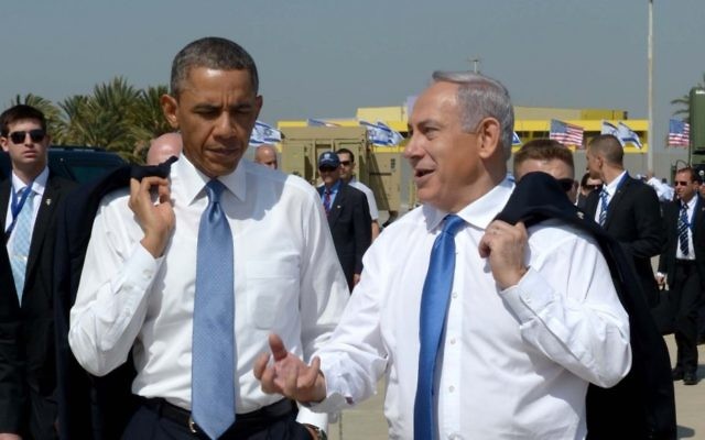 Le Premier ministre Benjamin Netanyahu et le président américain Barack Obama à l'aéroport Ben Gurion, en mars 2013. (Crédit : Avi Ohayon/GPO/Flash90)