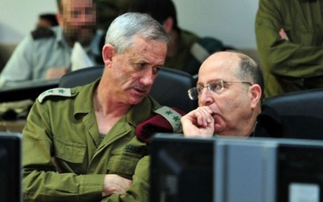 Benny Gantz, chef d'état-major de l'armée israélienne et Moshe Yaalon, ministre de la Défense (Crédit : autorisation du ministère de la Défense)