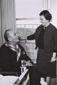 Levy Eshkol (assis) et sa femme Miriam, à l’hôpital Hadassah à Jerusalem (Crédit : GPO)