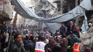 Des Palestiniens évacués du camp de réfugiées de Yarmouk à Damas, Syrie 2 février 2014 (Crédit : UNWRA/AFP)