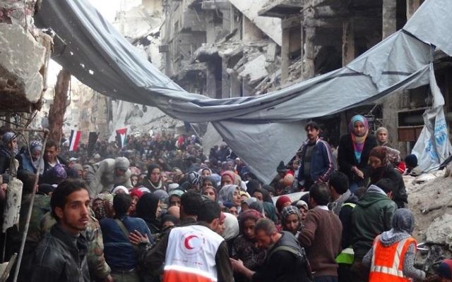 Des Palestiniens évacués du camp de réfugiés de Yarmouk à Damas, Syrie 2 février 2014 (Crédit : UNWRA/AFP)