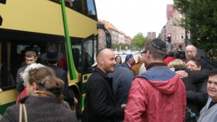 Des Juifs danois arrivent à Malmo, en signe de solidarité à la communauté juive de la ville (Crédit : Cnaan Liphshiz/JTA)