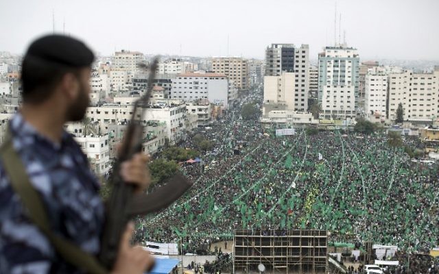 Des manifestants pro-Hamas célèbrent le dixième anniversaire de la mort du Cheikh Ahmed Yassin à Gaza (Crédit : Mahmoud Hams/AFP)