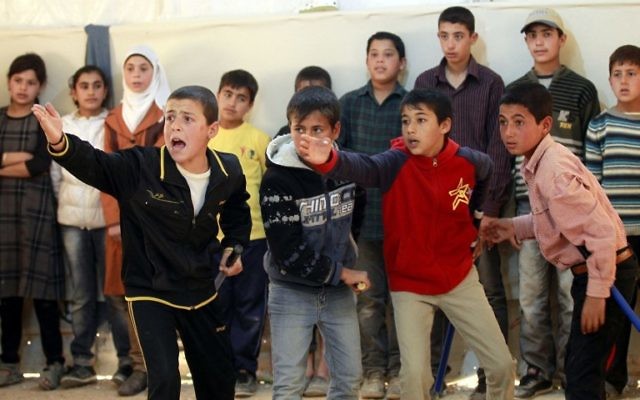 Des enfants réfugiés syriens jouent la pièce de théâtre de Shakespeare dans un camp jordanien (Crédit : AFP/Khalil Mazraawi)