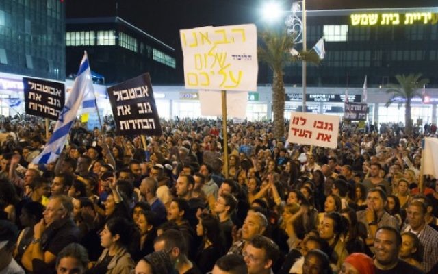 Des résidents de Beit Shemesh manifestent devant la mairie après les élections de novembre (Crédit : Yonathan Sindel/Flash 90)