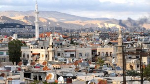Vue sur Damas, la capitale syrienne, en avril 2011 (Crédit : CC BY anjči/Wikimedia Commons)