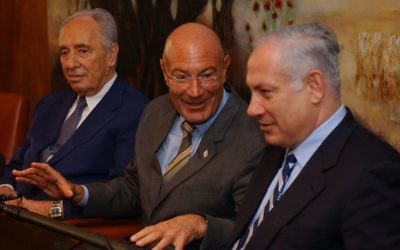 Arnon Milchan, au centre, avec Shimon Peres, à gauche, et Benjamin Netanyahu, le 28 mars 2005. (Crédit : Flash90/File)