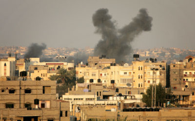De la fumée s’élève après un raid israélien au sud de la bande de Gaza en 2012 (Crédit : Abed Rahim Khatib/Flash 90)
