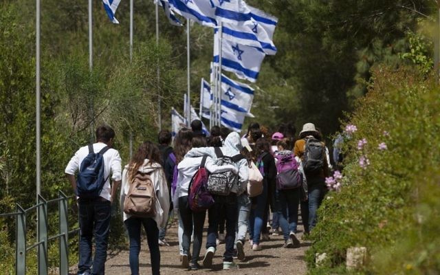 Des jeunes Israéliens se rendent au Mont Herzl, à partir de Yad Vashem, le 10 avril 2013 (Crédit : Flash90)