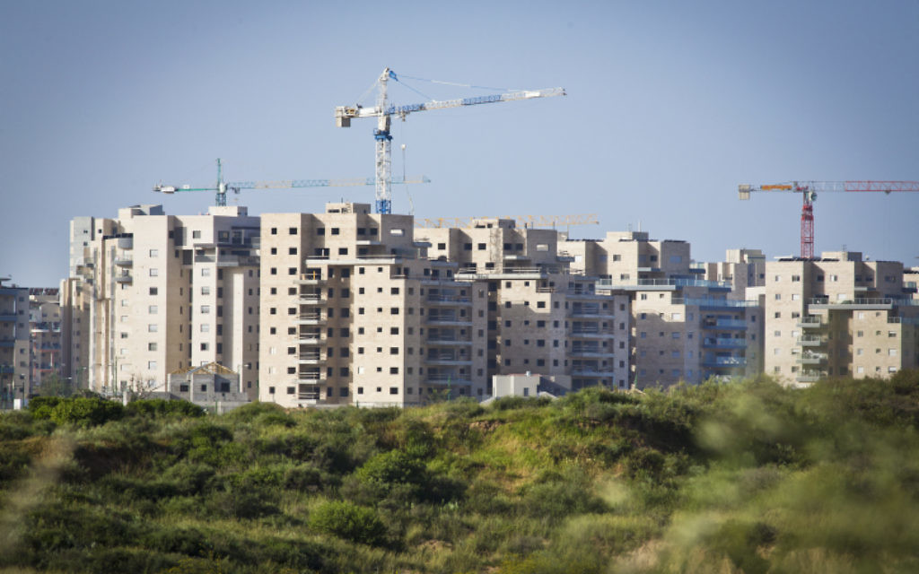 Des nouveaux bâtiments résidentiels en construction à Ashkelon, mars 2013 (Crédit : Moshe Shai/FLASH90)