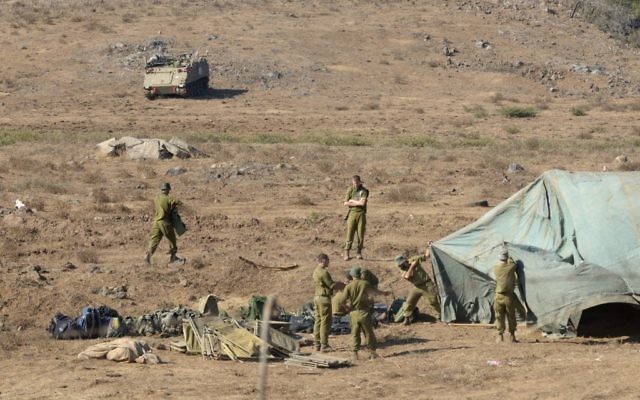 Des soldats de l’armée israélienne montent un hôpital de campagne sur le plateau du Golan, près de la frontière syrienne, le 30 août 2013 (Crédit : Gili Yaari/Fllash 90)