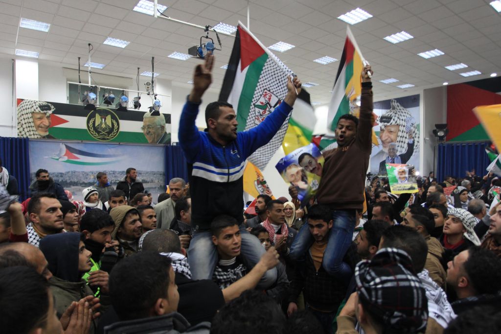 Des Palestiniens fêtent la libération du troisième groupe de prisonniers à Ramallah, le 31 décembre 2013 (Crédit : Issam Rimawi/Flash90)