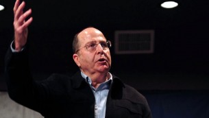 Le ministre israélien de la Défense, Moshe Yaalon, s'adresse à des étudiants israéliens lors de sa visite dans la ville d'Ofakim, le 14 janvier 2014 (Crédit : Ariel Hermoni/Ministère de la Défense/FLASH90)