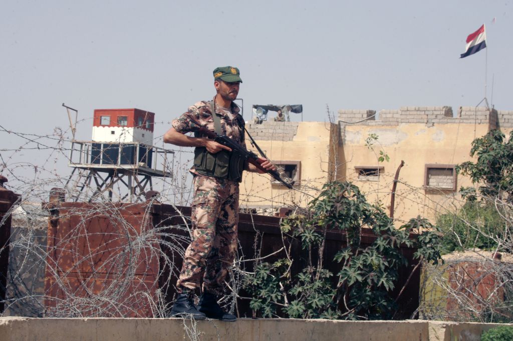 Un membre des forces de sécurité palestiniennes patrouille au poste de frontière de Rafah, entre la bande de Gaza et l'Egypte, le 5 mars 2014 (Crédit : Abed Rahim Khatib/Flash90)