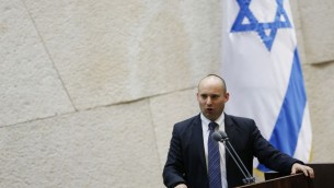 Le ministre de l'Economie, Naftali Bennett, lors d'une session plénière de la Knesset pour discuter du projet de loi de conscription universelle, le 11 mars 2014 (Crédit : Miriam Alster/FLASH90)
