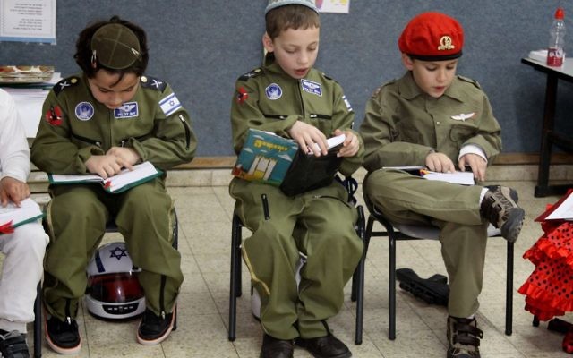 Les enfants juifs orthodoxes se seraient tous subitement engagés dans l’armée... (Crédit : Gershon Elinson/FLASH90)