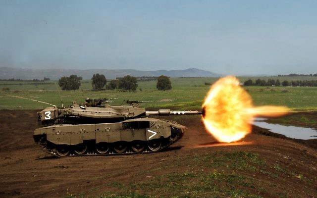 Un tank Merkava de l’armée israélienne tire lors d'un exercice dans le plateau du Golan en 2008 (Crédit : Neil Cohen/Porte-parole de l’armée israélienne via Wikimedia Commons)