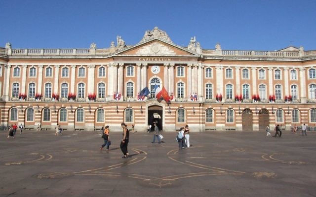 La façade de la mairie de Toulouse. (Crédit : Felipeh/CC.BY.SA/Wikimedia commons)
